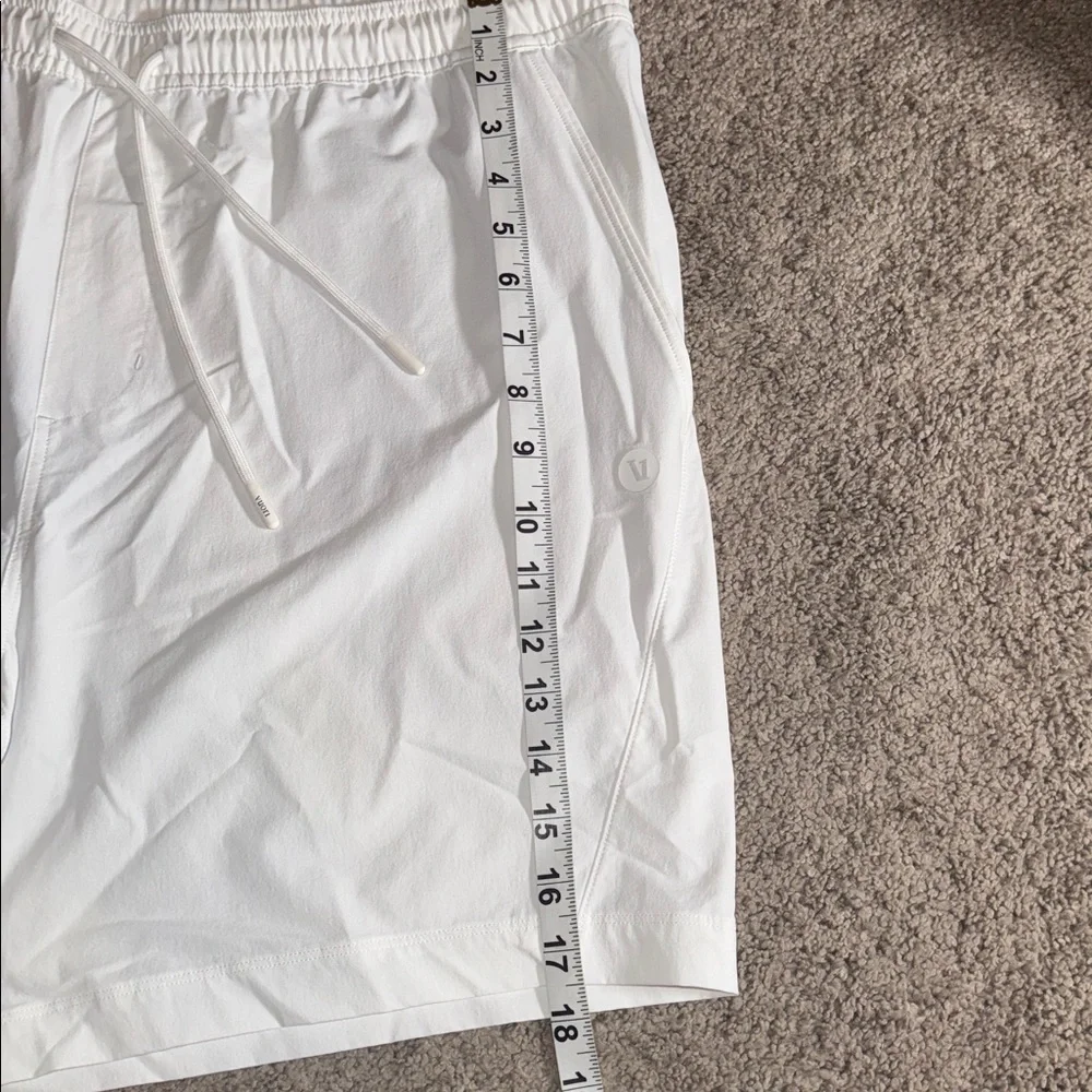 Vuori XXL Crosscourt Shorts men’s $94 white athletic barely used gym - Picture 6 of 10